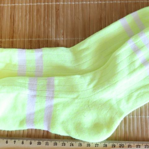 Sokker i neongult og hvitt