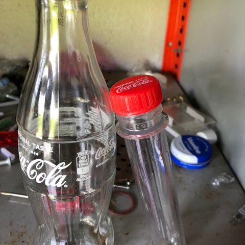 Cola glassflaske og liten i plast ( før den blir stor flaske)