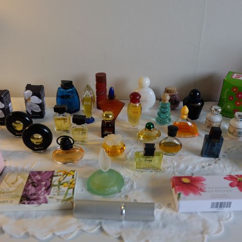 Div. parfyme, miniatyrflasker med mer Enkeltvis eller samlet. Vintage . trnd 49
