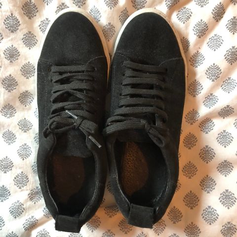 Sorte, semsket skinn sko med hvit såle fra Zign - størrelse 36