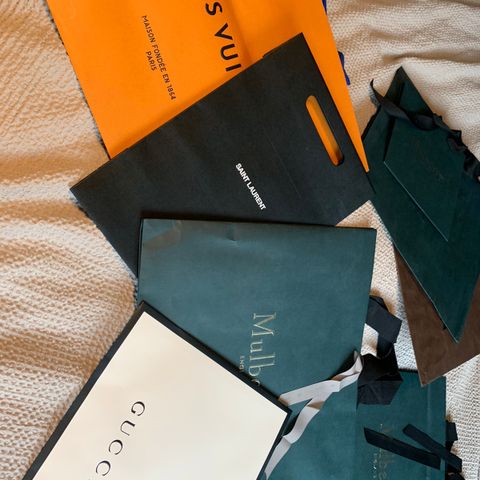 Poser fra Luis Vuitton, Saint Laurent (YSL), Gucci og Mulberry