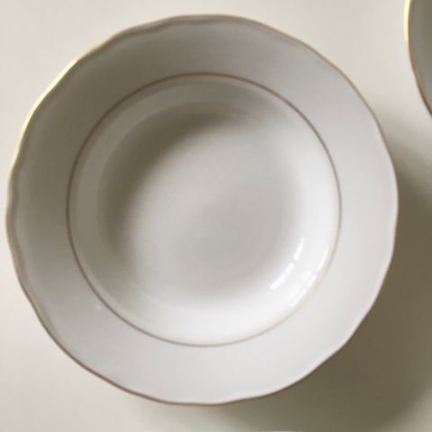 6 dype tallerkner fra Porsgrund Porselen i hvitt med gullkant