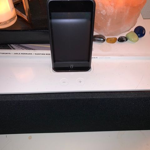 MÅ BORT Apple iPod Hi-Fi samt 1. generasjons iPod touch 8 GB