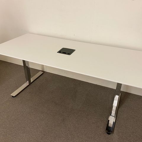 1 stk EFG konferansebord / møteromsbord med T-ben i krom og hvit plate