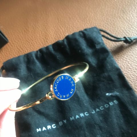 Flott ubrukt armring/armbånd fra Marc Jacobs i gullfarget metall og blå logo