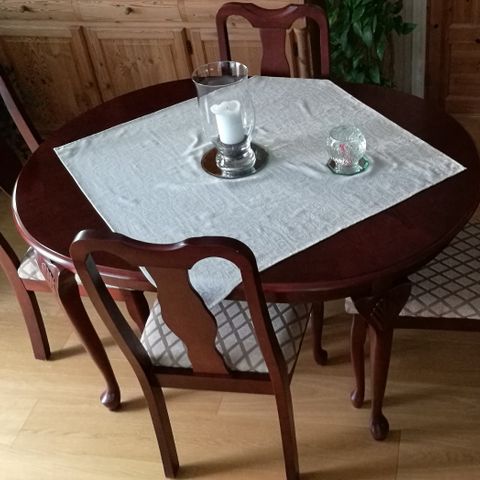 Spisebord med 6 stoler. Ikke brukt.