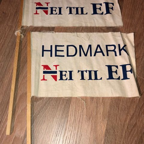 Hedmark Nei til EF 1974 flagg, samt nålemerker EU