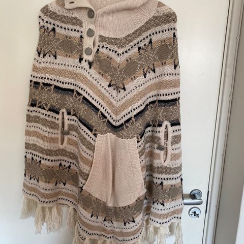 Munthe plus Simonsen poncho  strikket