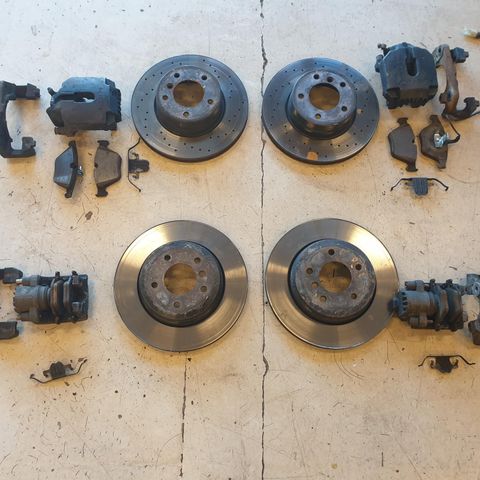 Fult sett bremse caliper bremseskiver med klosser fra BMW 525d 2004