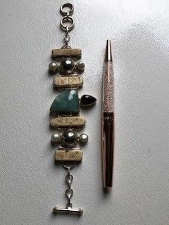 Armbånd med perler, horn og sten