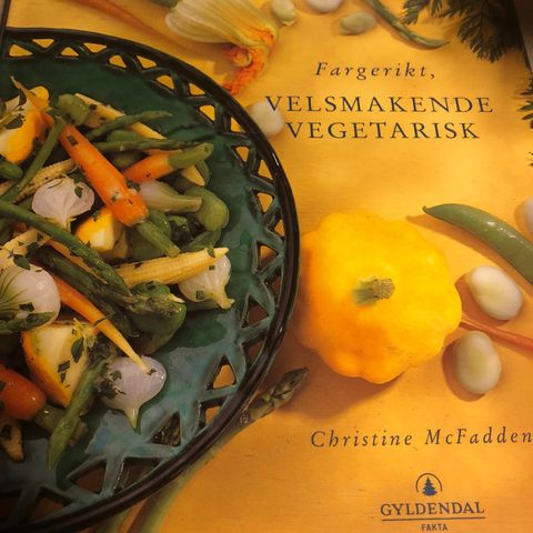 Fargerikt, velsmakende, vegetarisk av Christine McFadden til salgs.