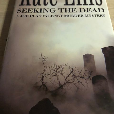 Seeking the dead av Kate Ellis til salgs.