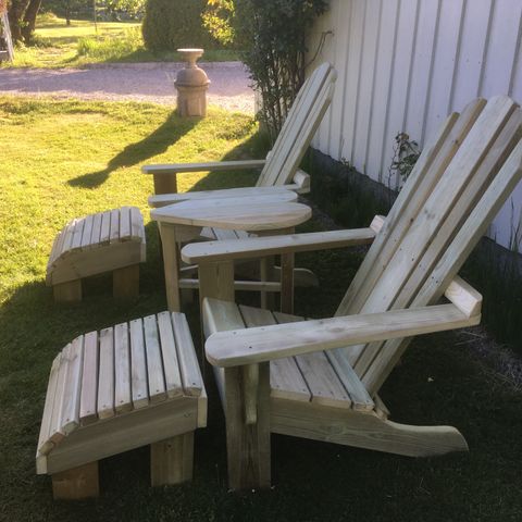 Hagemøbler (hagestol , krakk og bord) Canadisk stol som kan minne om Adirondack.