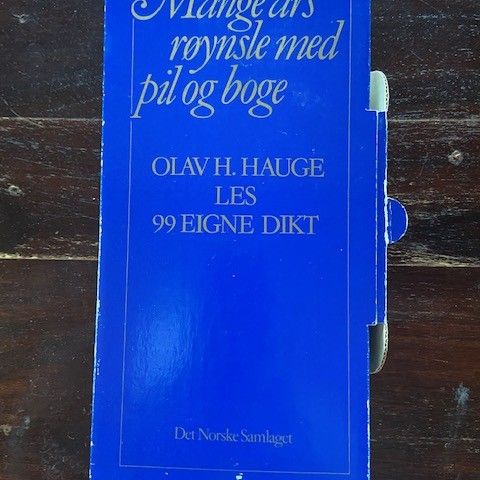 Olav H. Hauge. Boks med to kassetter og hefte med dikt