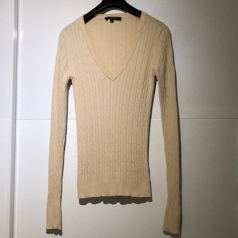 V genser med flettemønster fra Ilse Jakobsen. 100% merinoull.