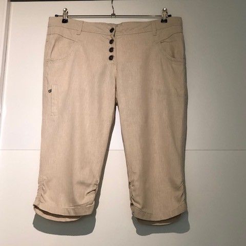 Fin beige Capri bukse med detaljer. 100 % lin. Str. 40
