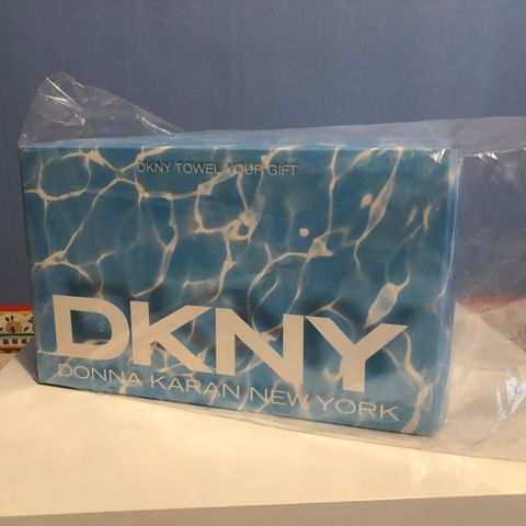 DKNY badehåndkle. HELT NYTT/ubrukt!