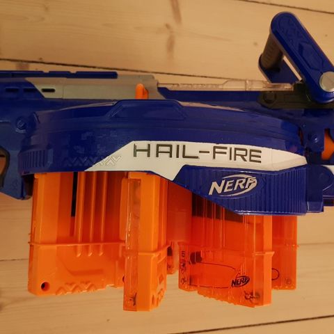 Nerf Elite Hail-fire med 8 roterende magasin og 48 skudd.