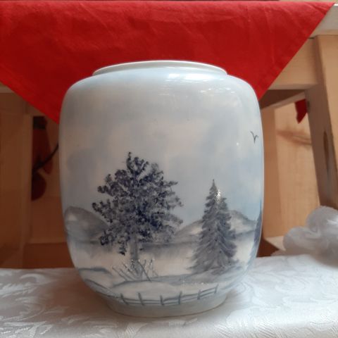 Håndmalt vase, 16cm høy.