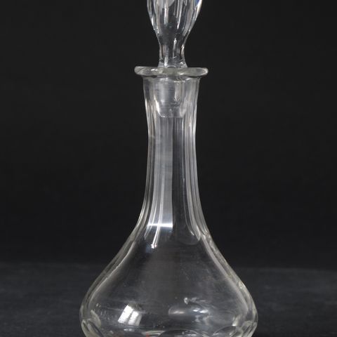 Hadeland glass, kuvert karafler Thora E fra 1877-1906, ca 14,5 cm høye.