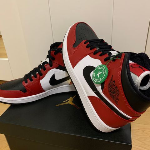 Air Jordan 1 Mid Chicago 2020