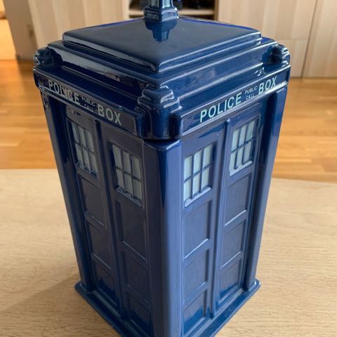 Dr Who kakeboks i keramikk