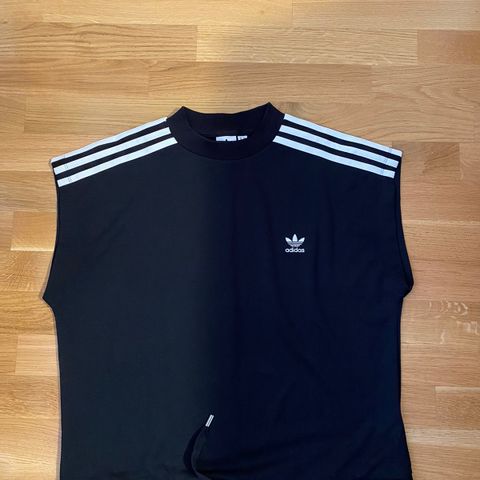 Nesten ny t-skjorte fra Adidas til salgs, Str. M