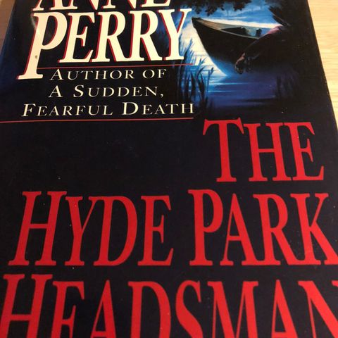 Anne Perry sin bok The Hyde park headsmann til salgs.