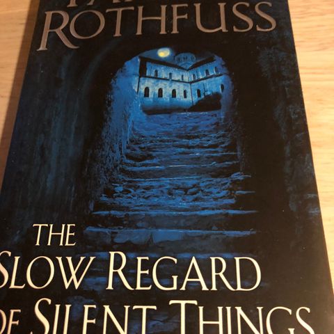 The slow regard of silent things av Patrick Rothfuss til salgs.