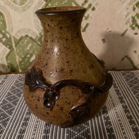 Vase fra Ajmo keramikk selges