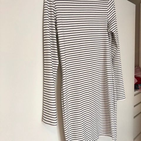 Langermet stripete kjole fra Sisters point, str M