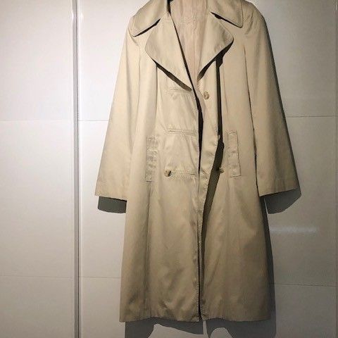 Fin trench-coat i off-white ! God kvalitet. Godt kjøp !