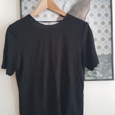 Tshirt fra Monki selges for kr.98,-