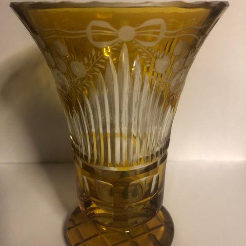 Amber farget bohemsk glass vase til salgs.