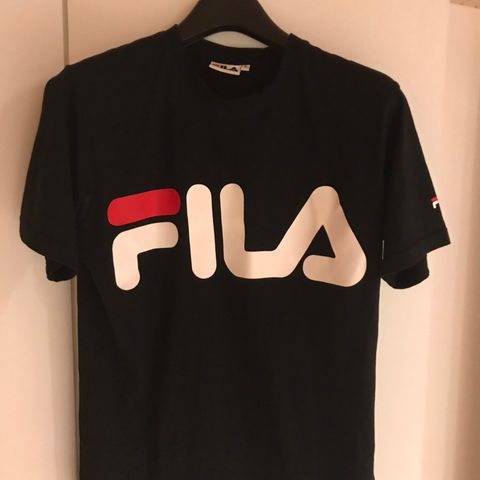 Fila t -shirt str S kr 200,-