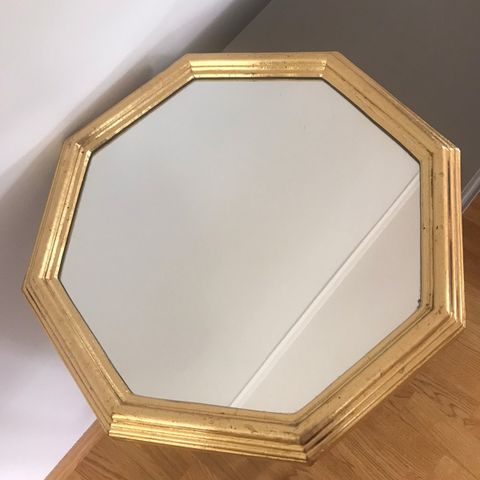 8 kantet speil med gullramme