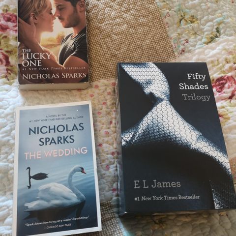 Bøker på engelsk, Fifty shades trilogien og Nicholas Sparks 