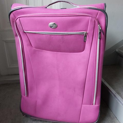 STOR stoff / tøy koffert. Ødelagt langt håndtak. AMERICAN TOURISTER. Rosa.