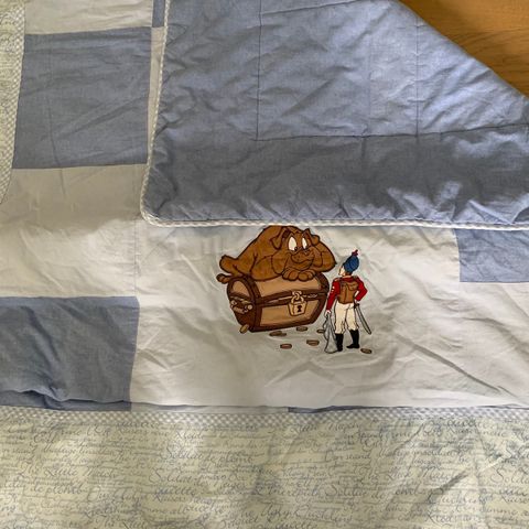 Small world sengeteppe med motiv fra H.C. Andersen
