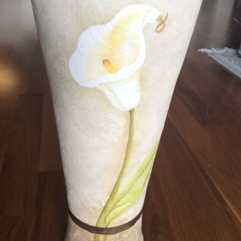 Vase av leire med H:(35 cm) og Ø: 14,5 cm