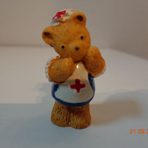 Fin Bitteliten Figur/Settekassefigur " Bamse-Sykepleier" selges