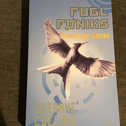 Pocketbok: Suzanne Collins, Fugl føniks