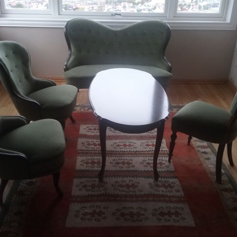 Sofagruppe med bord selges, farge grønn.