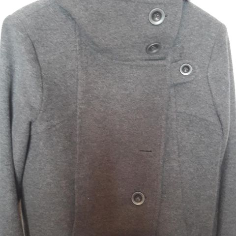 Flott grå jakke hb kr 200