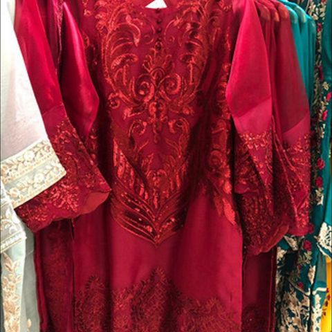 Nydelig rød suit fra agha noor