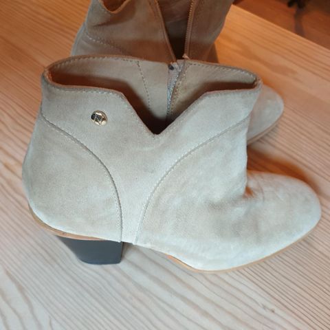 Nydelige Nude boots