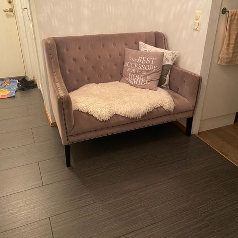 Liten sofa i grå velur