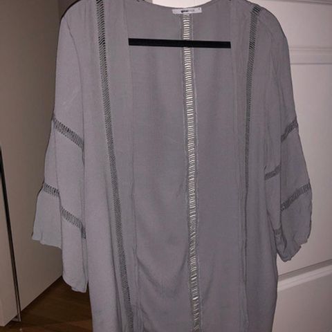 Grå kimono fra Gina Tricot