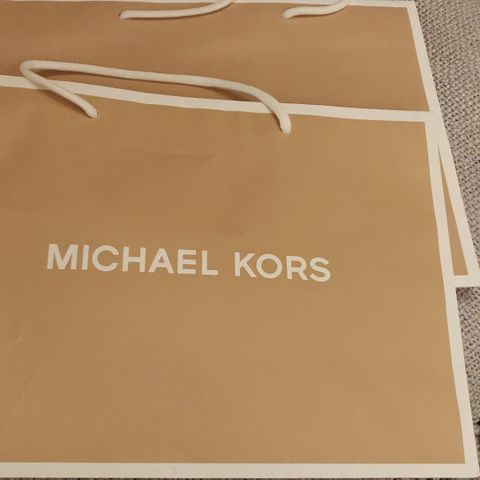 Michael kors poser