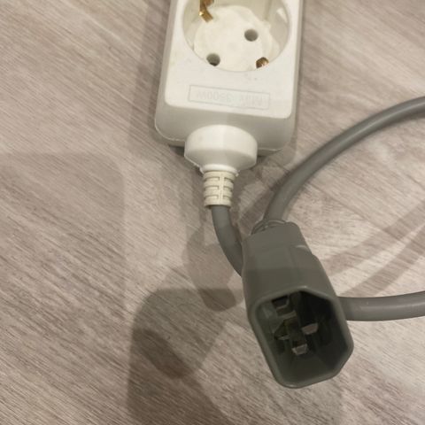 2 stk Power Cord Kit - Kabel fra UPS (C13) til 4 x Schuko jordet kontakt.